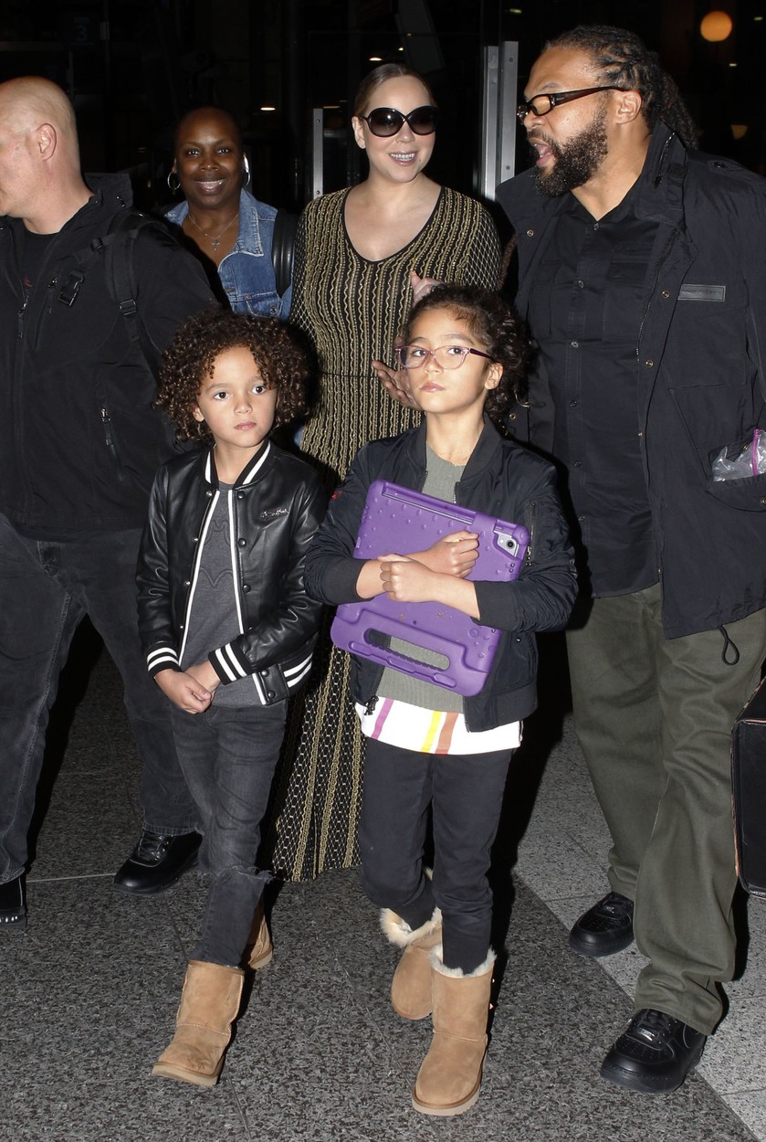 Mariah Carey, împreună cu cei doi copii ai săi, pe stradă, în Los Angeles