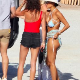 Nicole Scherzinger, alături de prieteni, pe plajă în Mykonos, în 2021