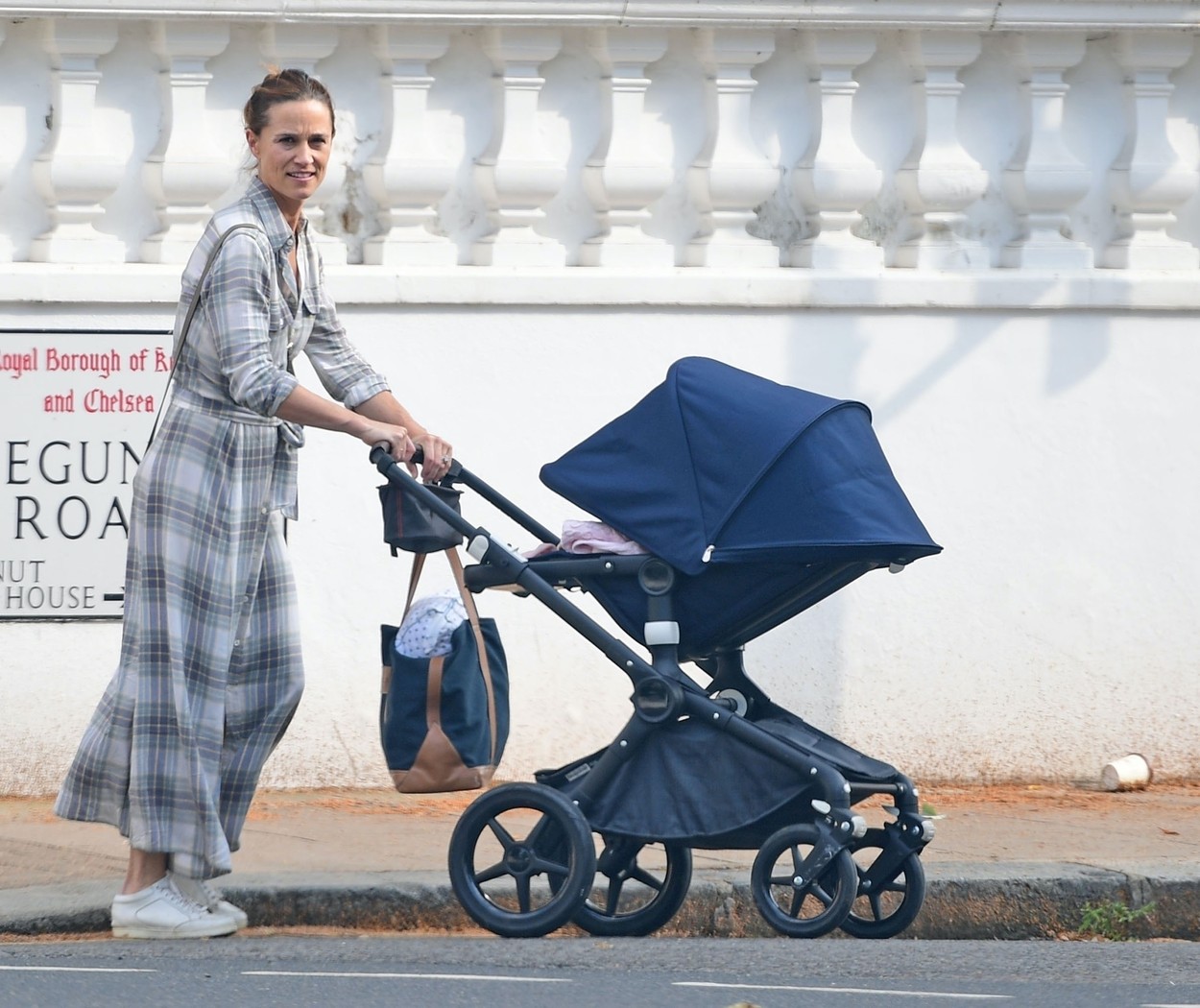Pippa Middleton, la plimbare cu fiica sa, Grace, pe stradă în Londra