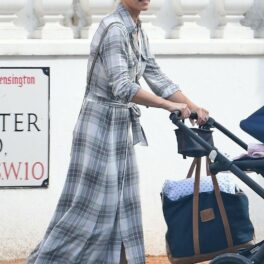 Pippa Middleton, fotografiată în timp ce își plimbă fiica în cărucior, pe stradă, în Londra
