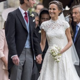 Pippa Middleton și soțul ei, James, la nunta din 2017, ea în rochie de mireasă, James în costum elegant, invitați în fundal, în mai 2017