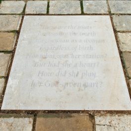 Gravură a poemului the measure of a man, amplasată în fața statuii Prințesei Diana