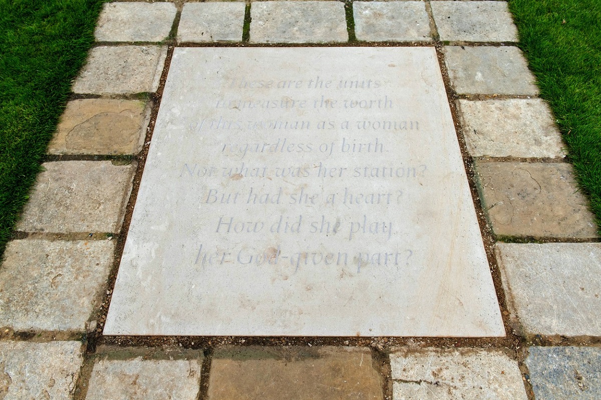 Gravură a poemului the measure of a man, amplasată în fața statuii Prințesei Diana