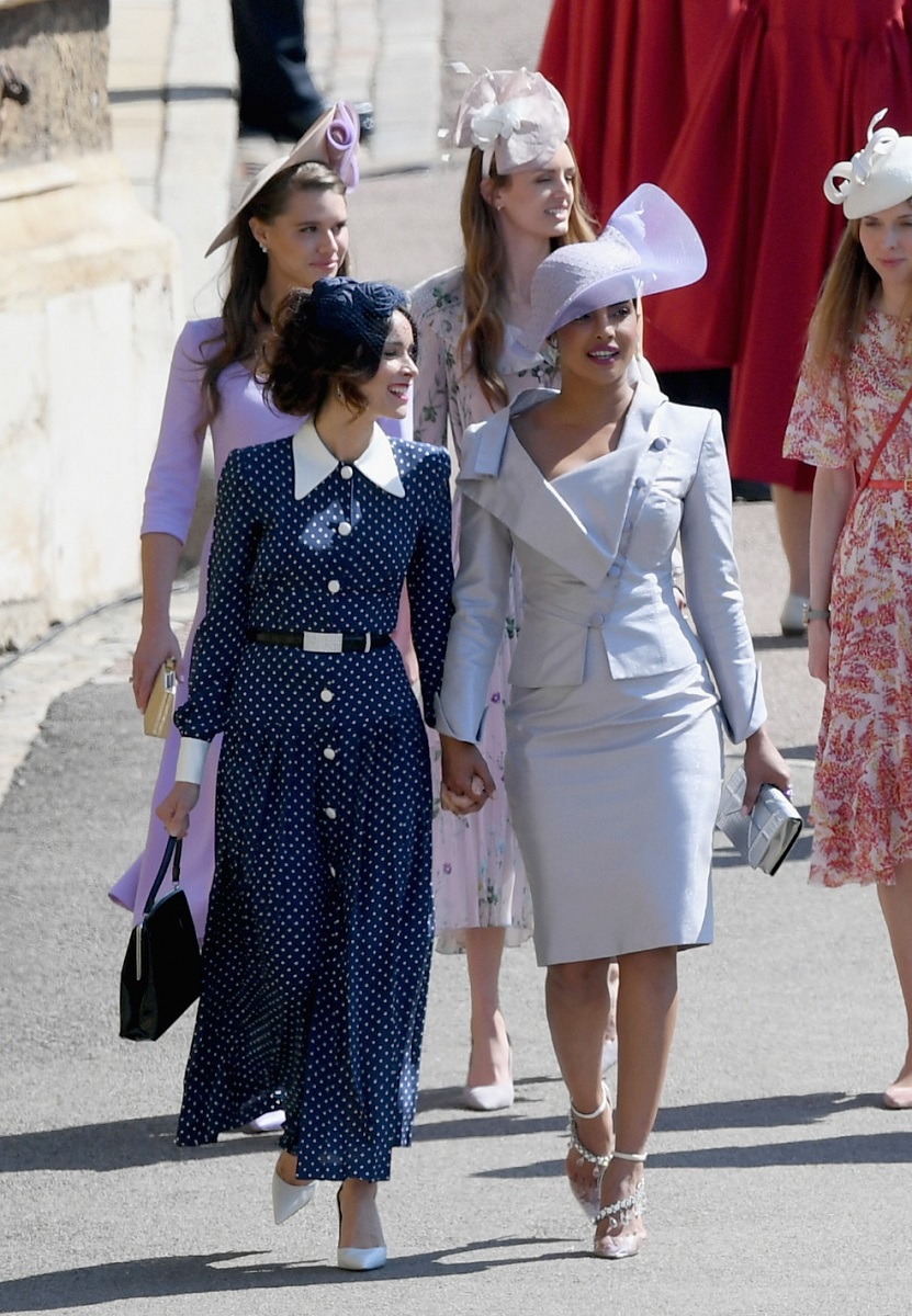 Priyanka Chopra și o prietenă la nunta lui Meghan Markle și Prințul Harry. A îmbrăcat un compleu argintiu, cu o pălărie imensă în aceeași culoare. A fost surprinsă alături de ceilalți invitați în afara bisericii
