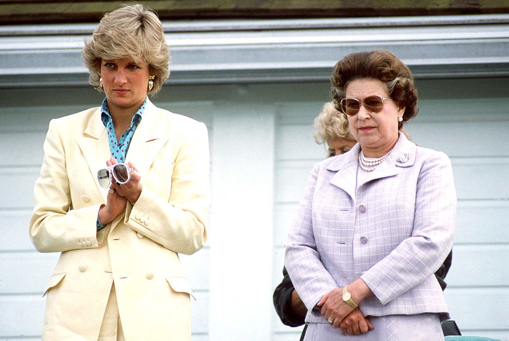 Prințesa Diana și Regina Elisabeta, la un joc de polo, îmbrăcate elegant