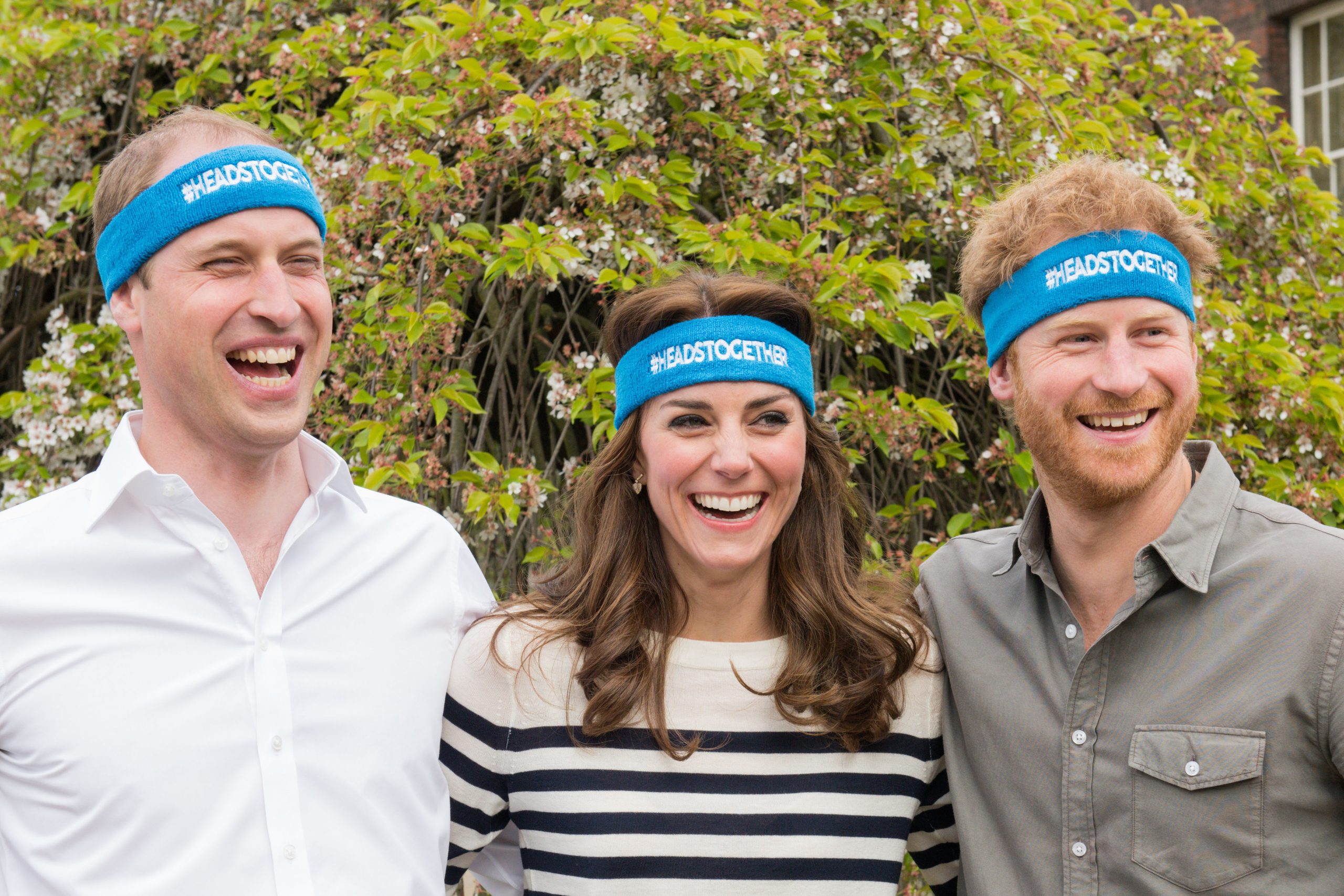Printii William și Harry și Kate Middleton, campania Heads Together, 2017. Toți 3 poartă bentițe albastre cu logo-ul campaniei