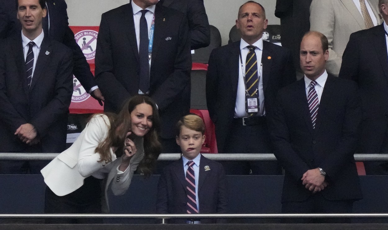 Kate Middleton, fotografiată în timp ce îi arată ceva pe terenul de fotbal Prințului George în Finala EURO 2020