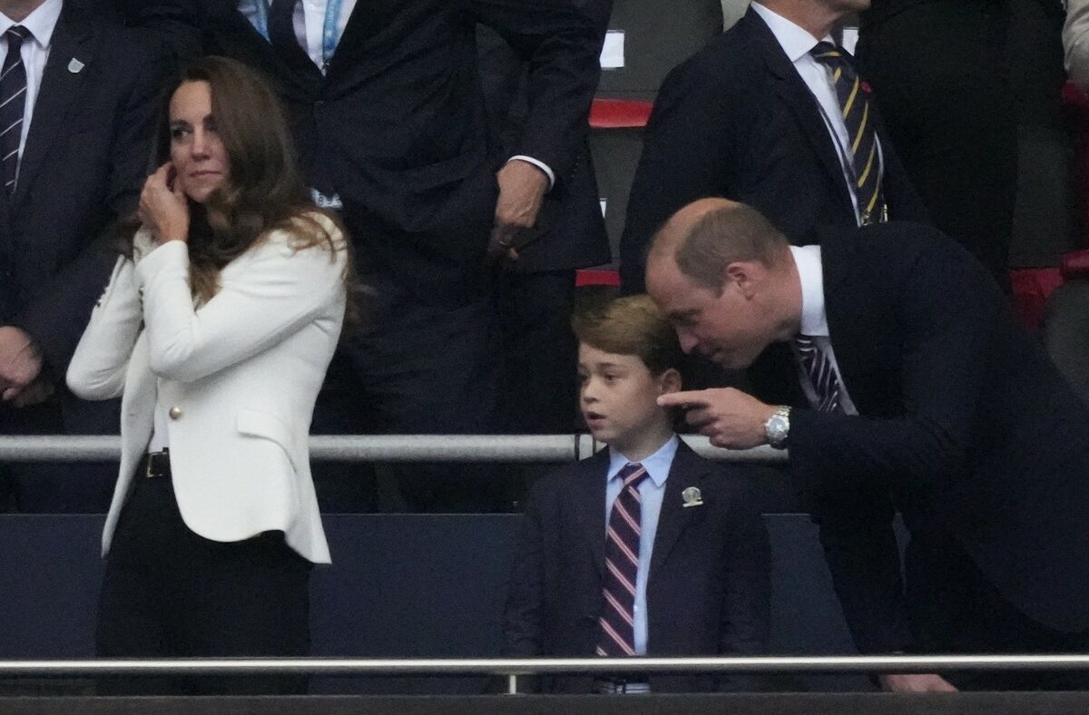 Prințul William, fotografiat în timp ce îi explică ceva Prințului George în tribune, la meciul dintre Anglia și Italia din finala EURO 2020