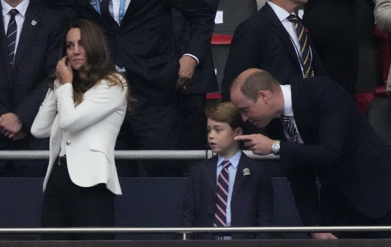 Prințul William, fotografiat în timp ce îi explică ceva Prințului George în tribune, la meciul dintre Anglia și Italia din finala EURO 2020