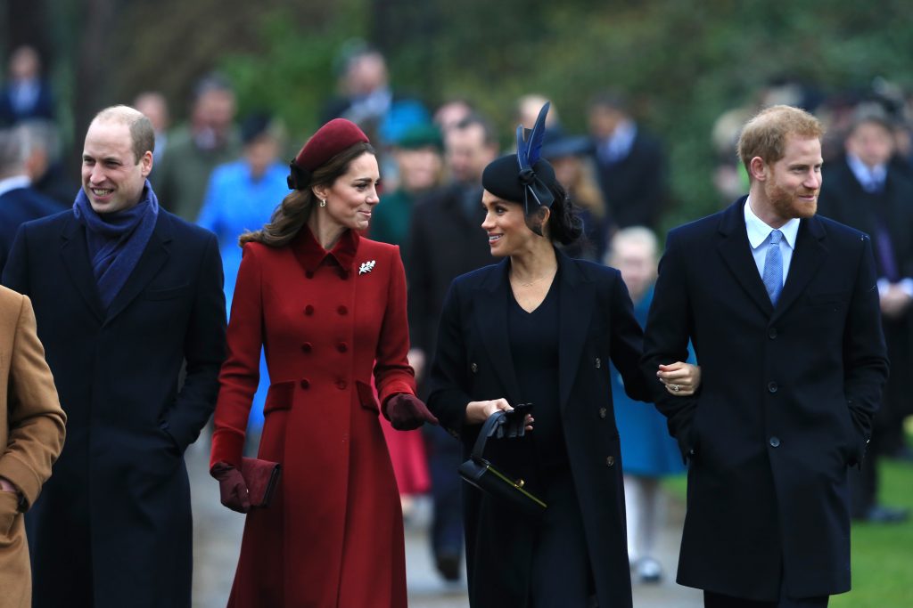 Prințul William, Kate Middleton, Meghan Markle și Prințul Harry, în ziua de Crăciun, 25 decemrbie 2018, în Londra. William, Harry și Meghan au optat pentru ținute negre, Kate Middleton a purtat un platon roșu cu o pălărie în aceeași nuanță