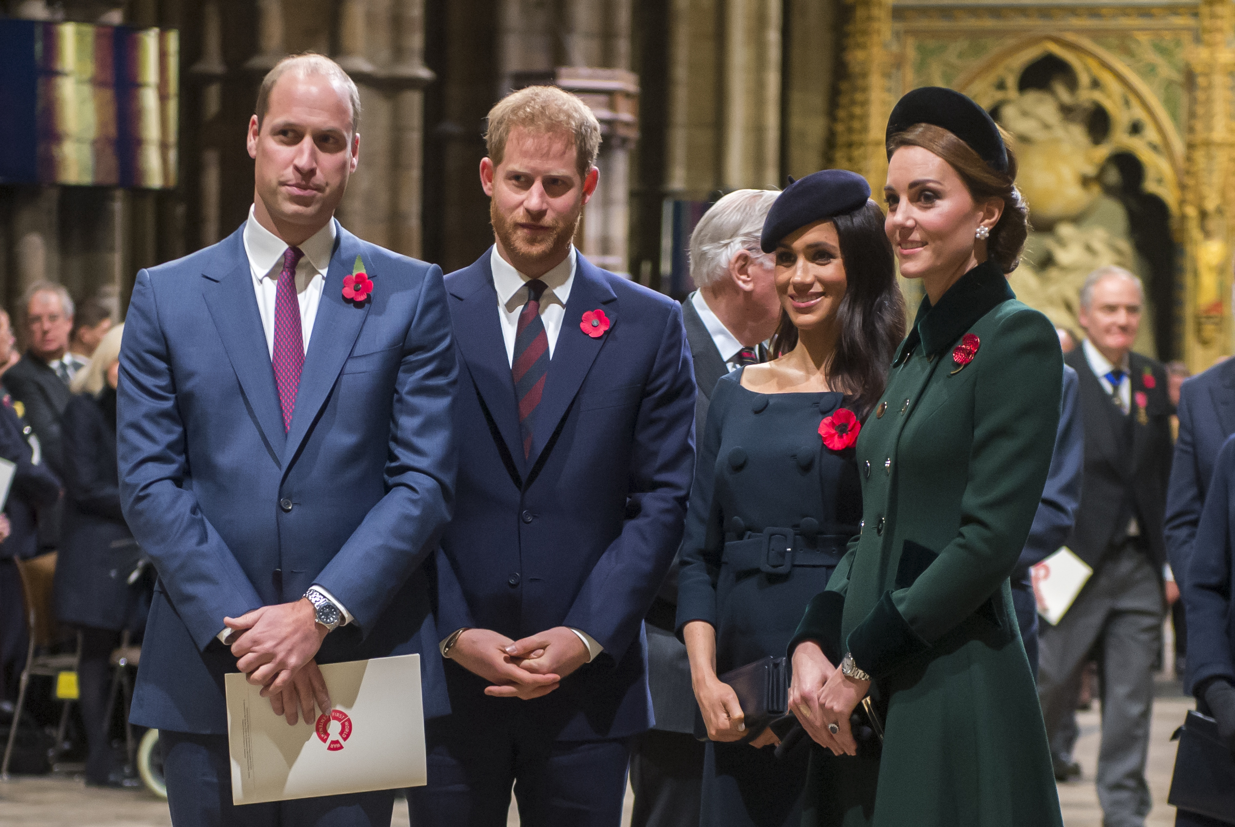 Prințul William, Prințul Harry, Meghan Markle și Kate Middleton, 2018, în Westminster Abbey. Cele două cupluri au participat la Remembrance Day, în onoarea veteranilor din Primul Război Mondial. William a purtat un costum albastru deschis, Harry un costum albastru închis, Meghan o rochie albastru închis și Kate un palton verde