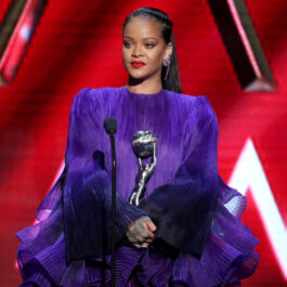 Rihanna, la show-ul NAACP Image Awards, în anul 2020, într-o rochie mov, cu volane