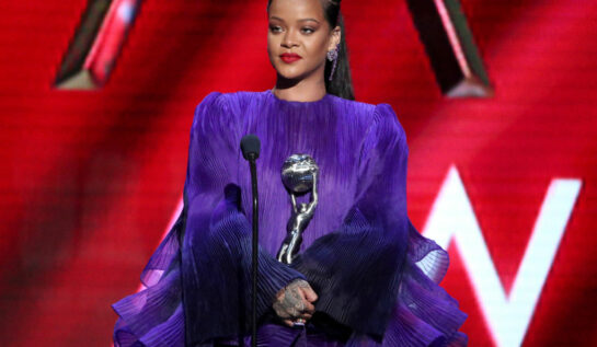 Rihanna, la show-ul NAACP Image Awards, în anul 2020, într-o rochie mov, cu volane