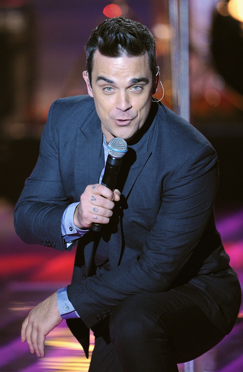 Robbie Williams a avut un show la competiția Miss Franța, în 2010. S-a pus într-un genunchi și a cântat publicului, costum negru închis, fundal cu negru și roșu