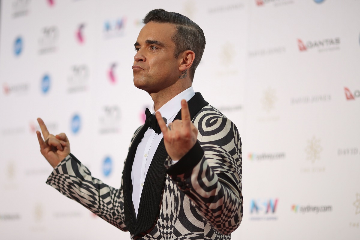 Robbie Williams, Premiile ARIA, 2016, covorul roșu. Imbrăcat într-un costum alb cu negru