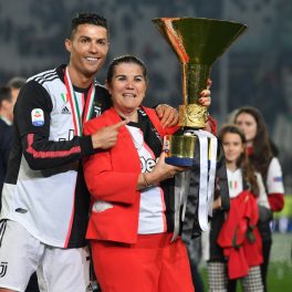 Cristiano Ronaldo și mama sa, pe terenul de fotbal, cu trofeul în mână, după victoria din meciul Juventus vs. Atalanta