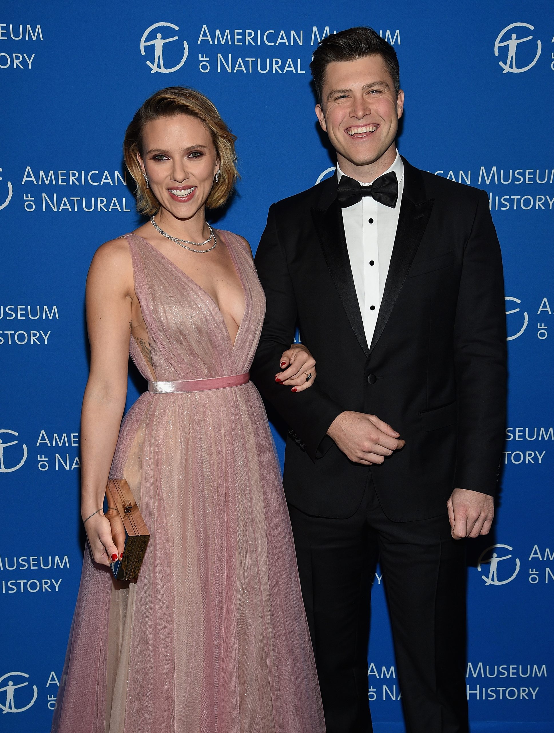 Scarlett Johansson și Colin Jost, Gala Muzeului de Istorie Naturală în 2018. Ea a purtat o rochie roz cu decolteu, el a purtat un costum negru și cămașă albă, cu papion