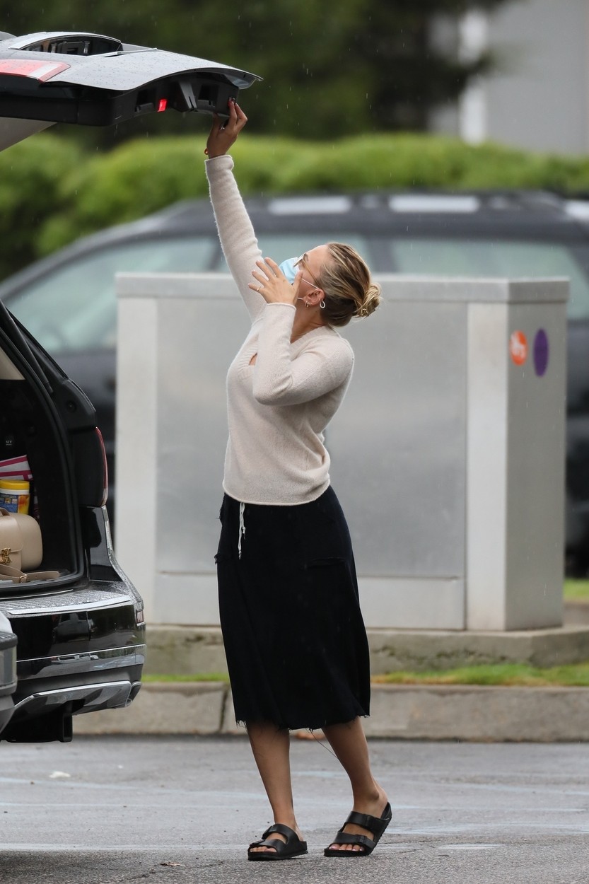 Scarlett Johansson petrece mult timp în The Hamptons, SUA. Actrița a fost surprinsă în timp ce își făcea cumpărăturile, într-o fustă neagră până la genunchi și o bluză bej, lâng mașină