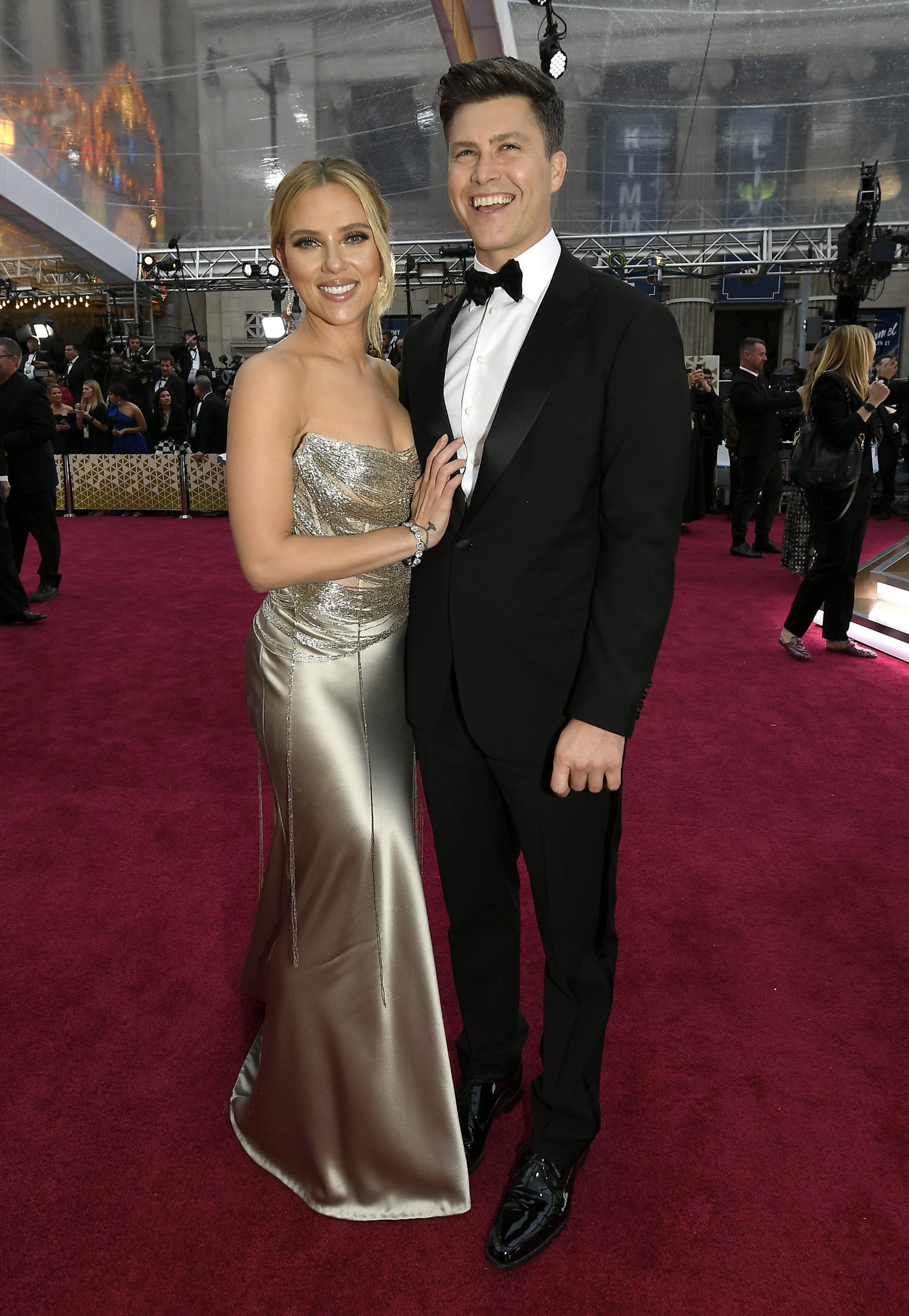Scarlett Johansson și Colin Jost, covorul roșu de la Premiile Oscar, februarie 2020, ea în rochie argintie, mulată, el în costum negru