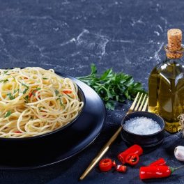 Spaghete cu usturoi și ulei de măsline gata de servit