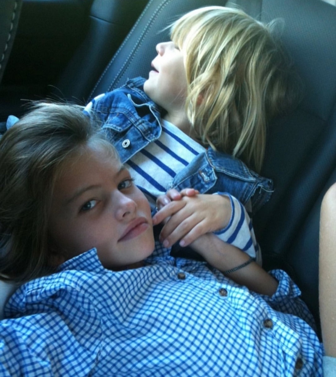 Thylane Blondeau, cea mai frumoasă fetiță din lume, în mașină, alături de alt copil. Amândoi îmbrăcați în albastru și se țin de mână
