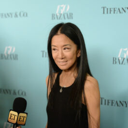 Vera Wang, la petrecerea Harper's Bazaar în 2017, îmbrăcată în negru, în timp ce acordă un interviu