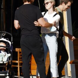 Adam Demos surprins de la spate în timp ce vorbește cu o femeie blondă în fața unei cafenele din Australia