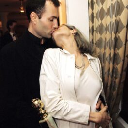 James Haven Voight la costum nedru în timp ce o ține în brațe pe Angelina Jolie și o sărută