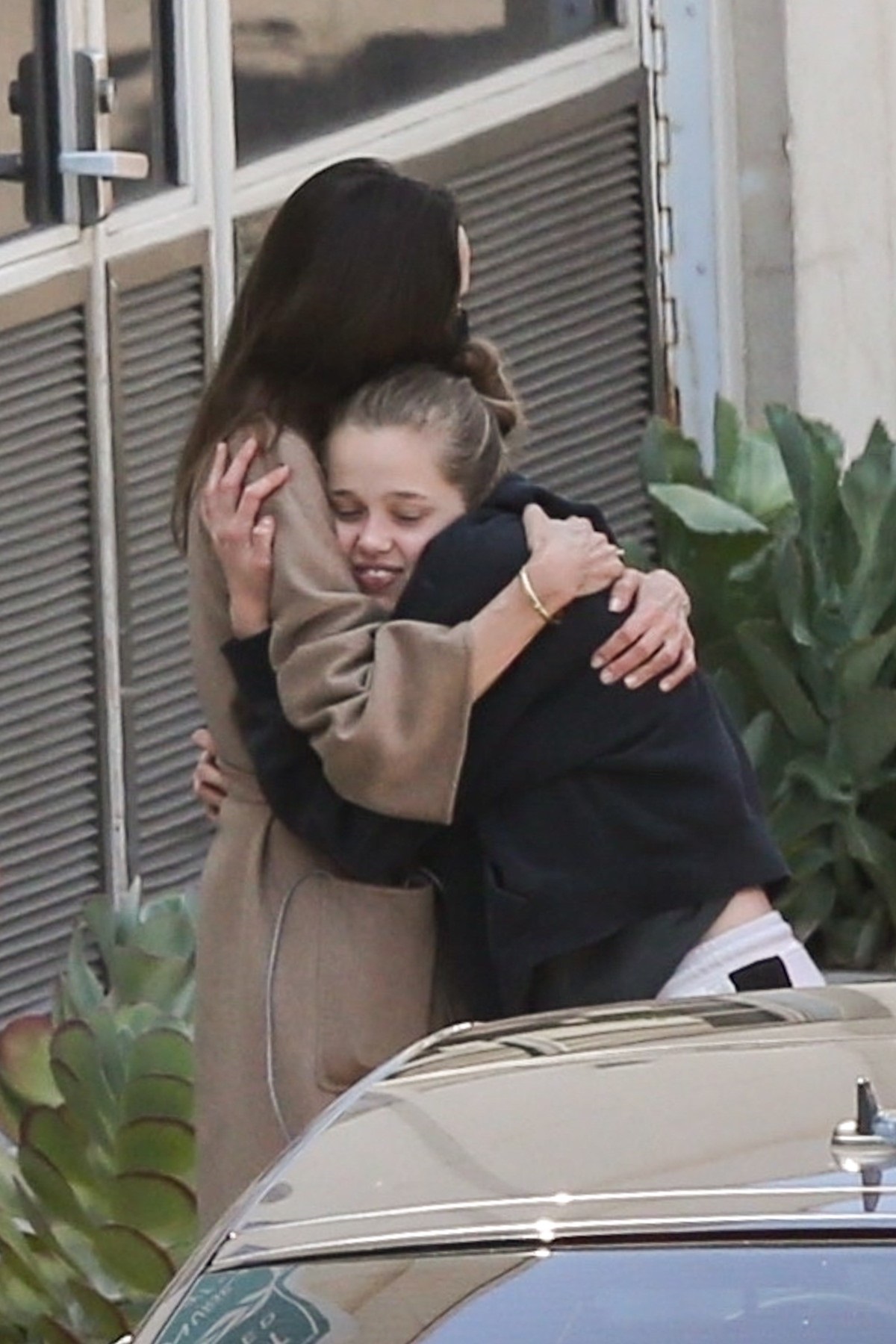 Shiloh Jolie-Pitt în timp ce își strânge în brațe mama, Angelina Jolie, și zâmbește larg