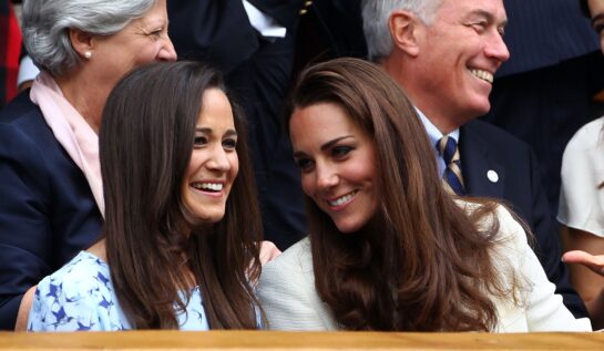 Pippa Middleton alături de sora sa, Kate Middleton în timp ce își vorbesc la la un meci de tenis din anul 20112