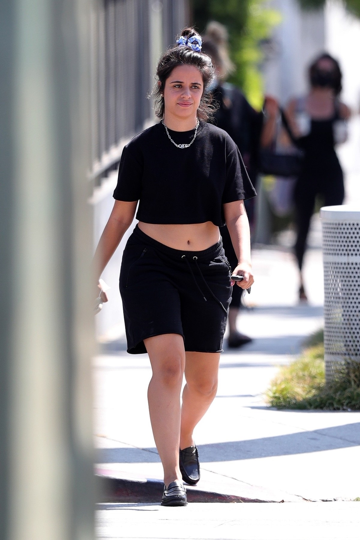 Camila Cabello pe străzile din Los Angeles, fără machiaj în timp ce poartă un crop top negru și o pereche de pantaloni scurți