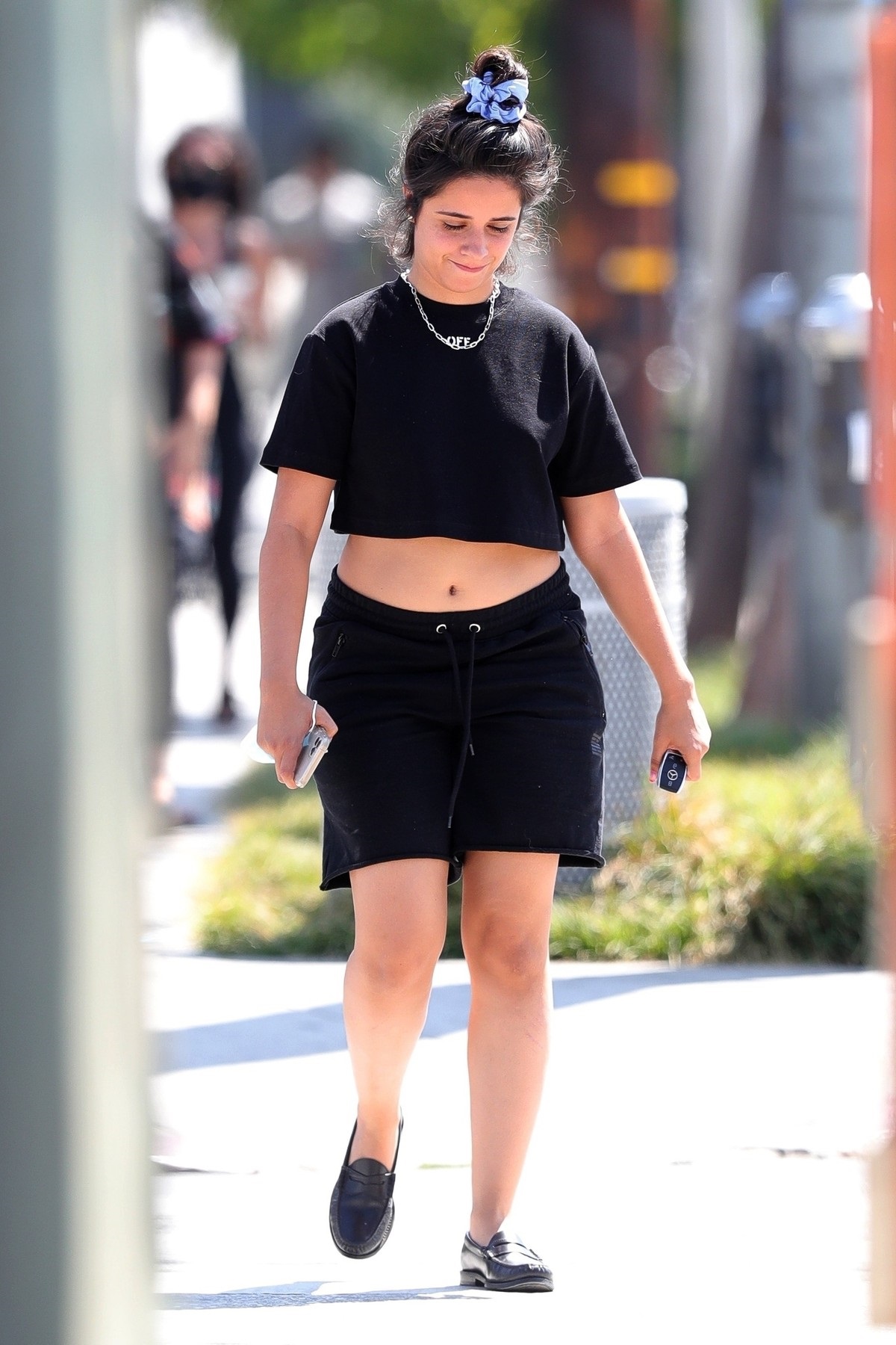 Camila Cabello purtând un crop top negru, o pereche de pantaloni scurți negri în timp ce se plimbă pe străzile din New York fără machiaj