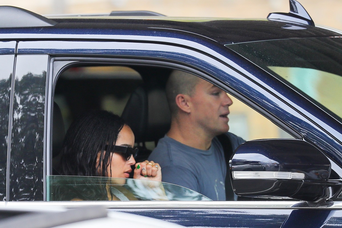 Channing Tatum în timp ce poartă un tricou gri și se află la volanul unei mașini negre, alături de noua sa iubită, Zoe Kravitz