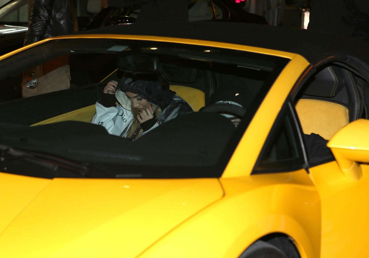 O mașină galbenă în care se află Chantel Jeffries și Justin Bieber înainte să fie opriți de poliție pentru consumul substanțelor interzise