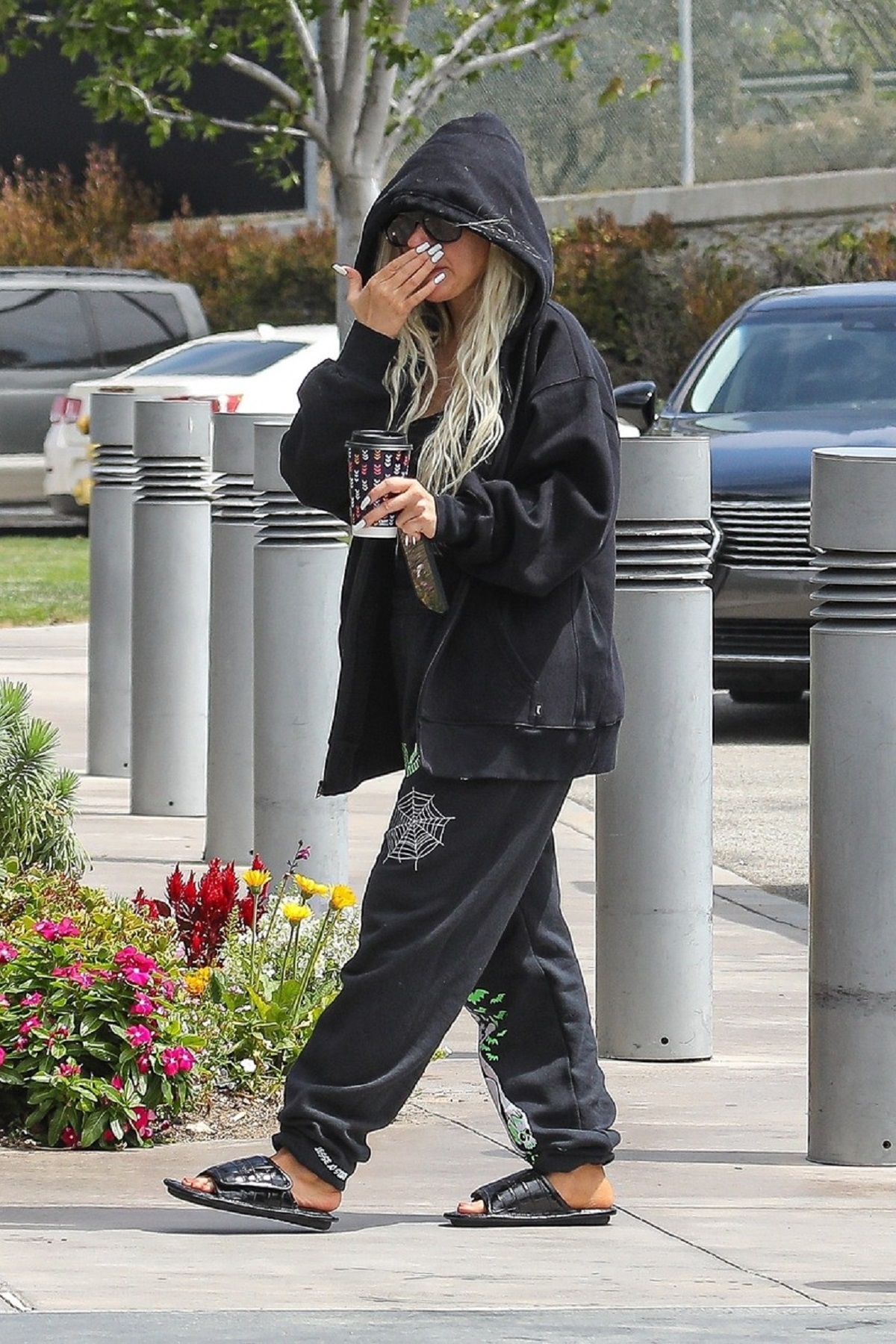 Christina Aguilera care a renunțat la ținutele elegante și a purtat pe stradă un hanorac negru cu glufă și o pereche de tantaloni largi