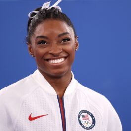 Portret al gimnastei Simone Biles în timp ce zâmbește la cameră în cadrul Jocurilor Olimpice de la Tokyo din 2021