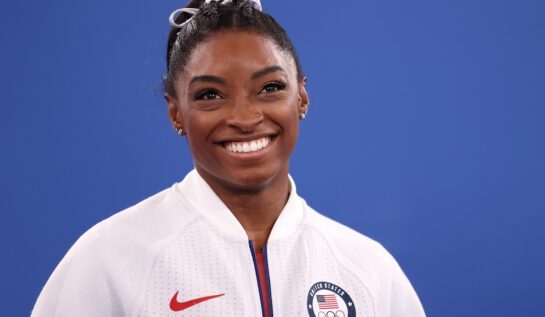 Portret al gimnastei Simone Biles în timp ce zâmbește la cameră în cadrul Jocurilor Olimpice de la Tokyo din 2021