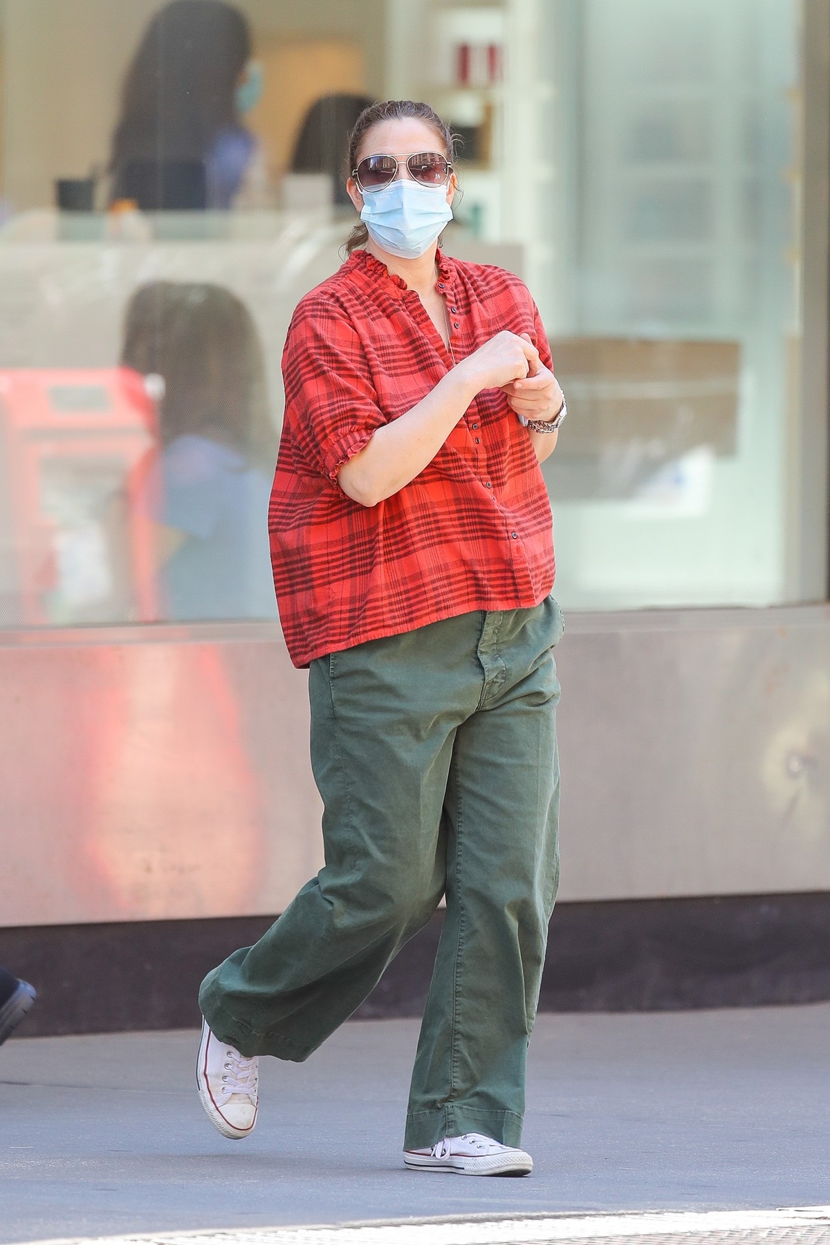 Drew Barrymore într-o cămașă roșie în carouri și o pereche de pantaloni cargo pe străzile din New York