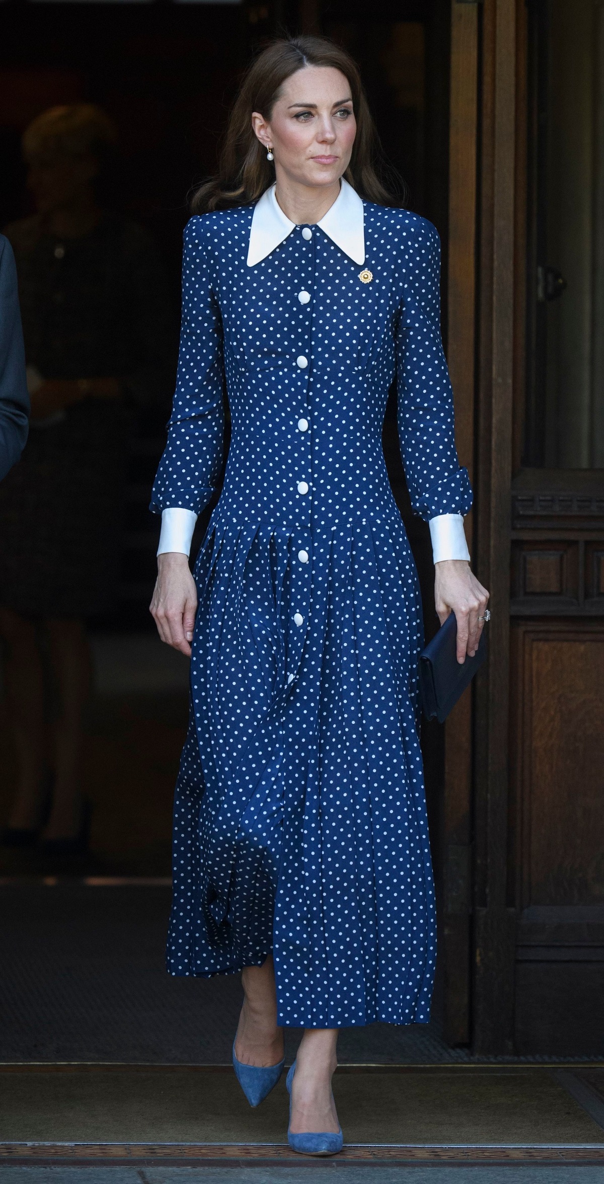 Kate Middleton într-o rochie albastră lungă cu guler alb la o vizită oficială în parcul Bletchley