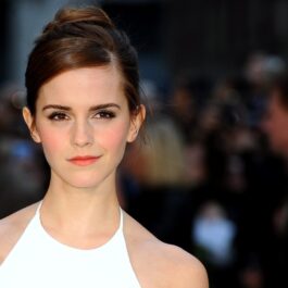 Emma Watson în timp ce poartă o rochie albă și participă la premiera filmului Noah în anul 2014