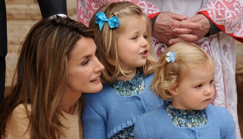 Regina Letizia alături de fiicele sale, Infanta Sofia și Prințesa Leonor care poartă două rochițe albastre