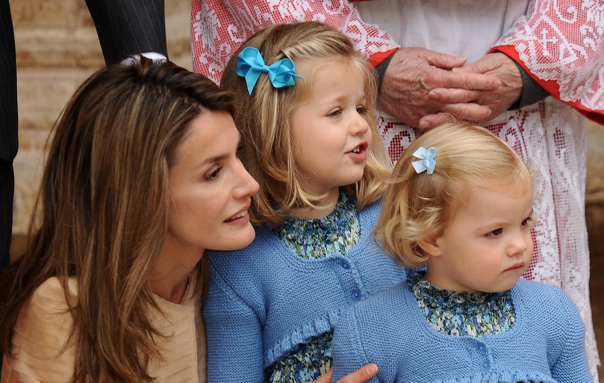 Regina Letizia alături de fiicele sale, Infanta Sofia și Prințesa Leonor care poartă două rochițe albastre