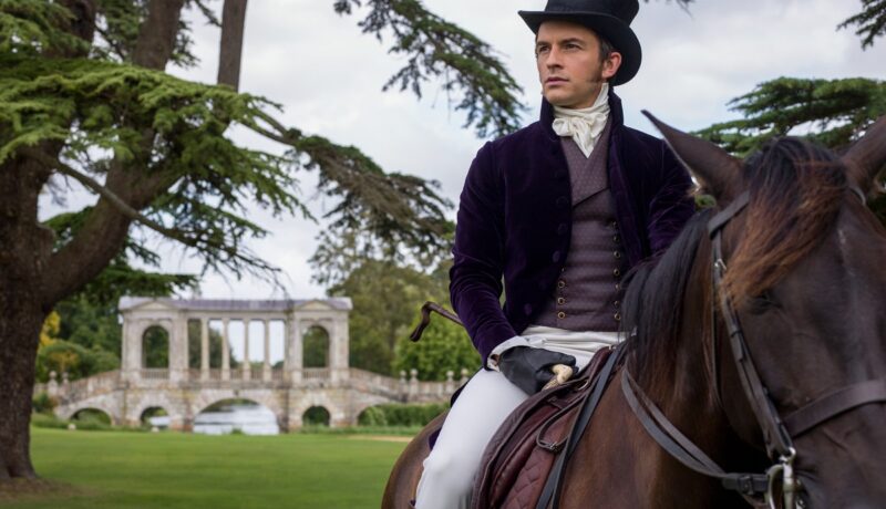 Jonathan Bailey pe cal într-un din scenele din primul sezon al serialului Bridgerton