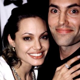 Angelina Jolie în timp ce stă la pieptul fratelui său, James Haven Voight la Gala Globurilor de Aur din 2000