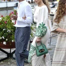 Jennifer Lopez într-o rochie lungă albă la brațul unui prieten în timp ce se îndreaptă la cină în Italia