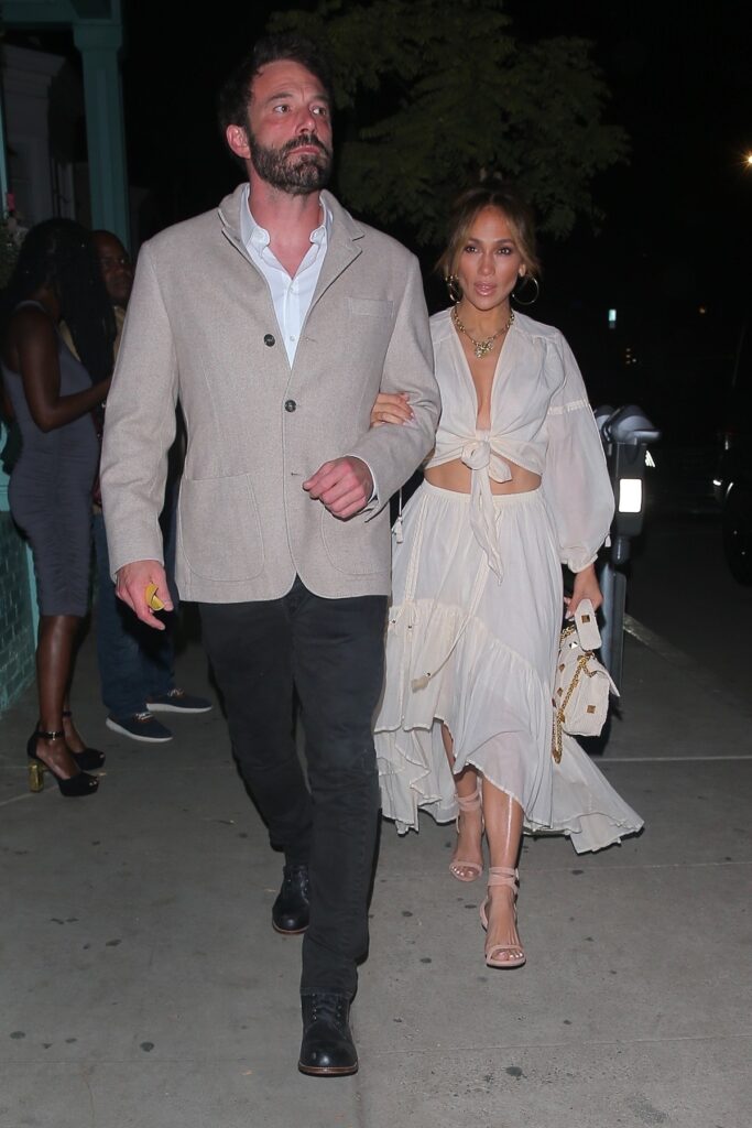 Jennifer Lopez a mers la o nouă întâlnire cu Ben Affleck și a purtat un top alb scurt și o fustă asimetrică transparentă, în timp ce s-a aflat la barțul iubitului său care purta un costum crem