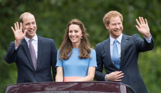 Prințul William la costum în timpce face cu mâna, alături de Ducesa Kate Middleton și Prințul Harry în timpul aniversării a 90 de ani împliniți de Regina Elisabeta