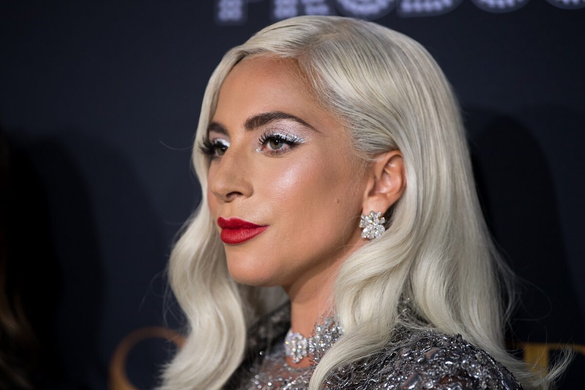 Portret al artiste Lady Gaga din profil cu părul alb în timp ce participă la premiera filmului A Star is Born din 2018