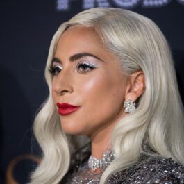 Portret al artiste Lady Gaga din profil cu părul alb în timp ce participă la premiera filmului A Star is Born din 2018