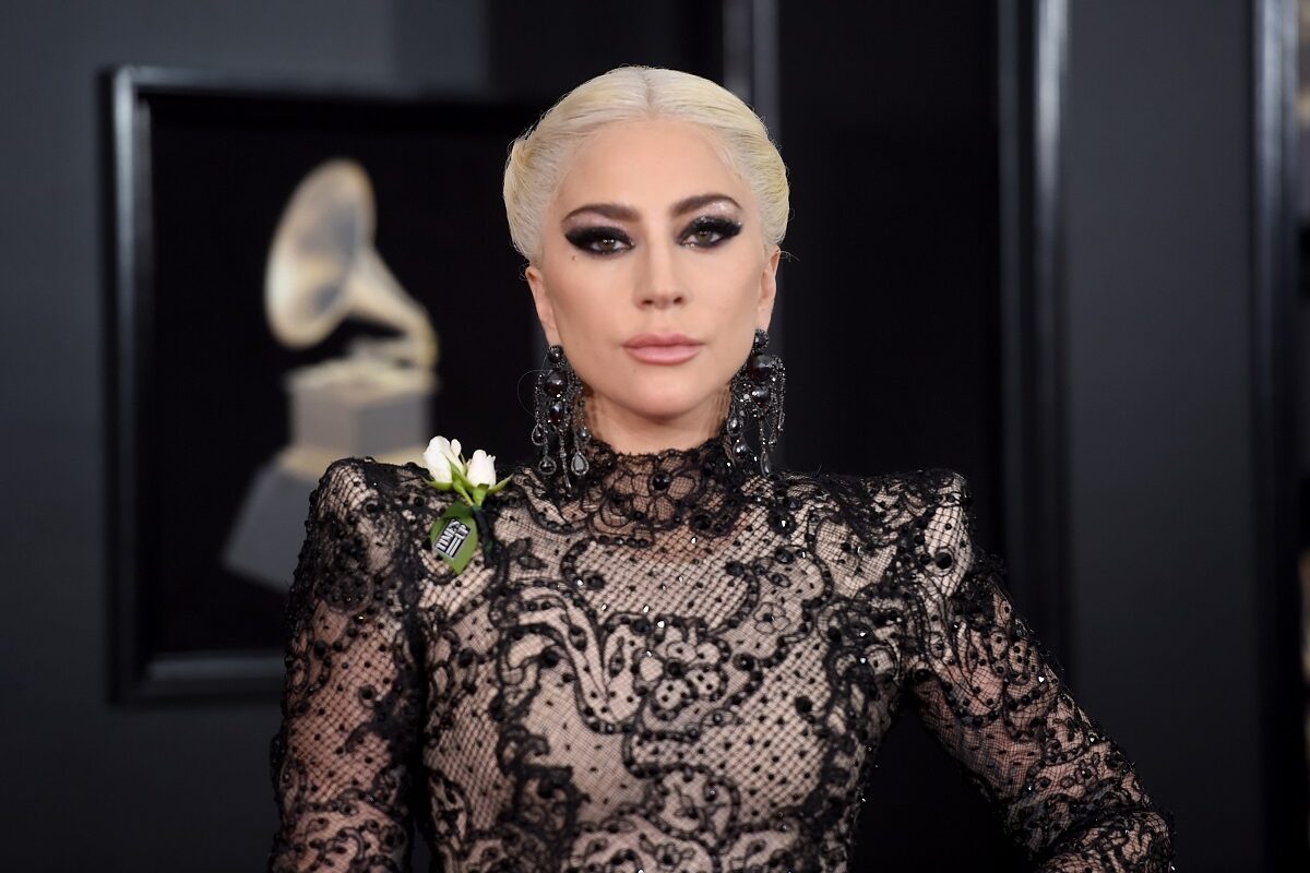 Lady Gaga într-o rochie neagră cu o floare albă în piept la Gala GRAMMY din 2018